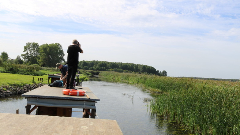 Mit dem Hausboot-Floß unterwegs auf dem Biebrza-Fluss: Es geht so langsam voran, dass man gefahrlos auf dem Bootsdach stehen und fotografieren kann.