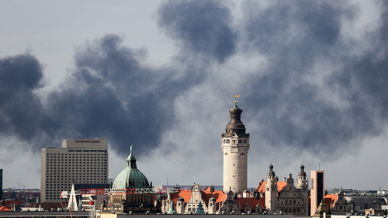 Die riesige Rauchsäule war weithin über der Leipziger Innenstadt sichtbar.
