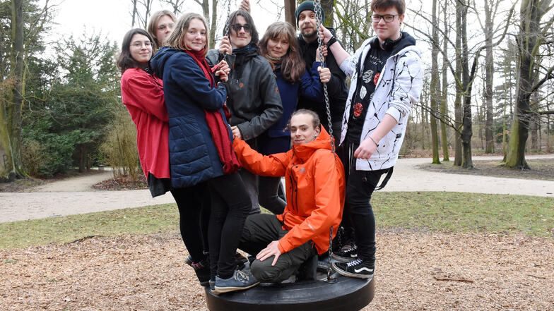 Ihr Protest war erfolgreich: Jupp Christophel (orangene Jacke) und die anderen jungen Leute dürfen die große Schaukel im Stadtpark Görlitz wahrscheinlich auch künftig nutzen.