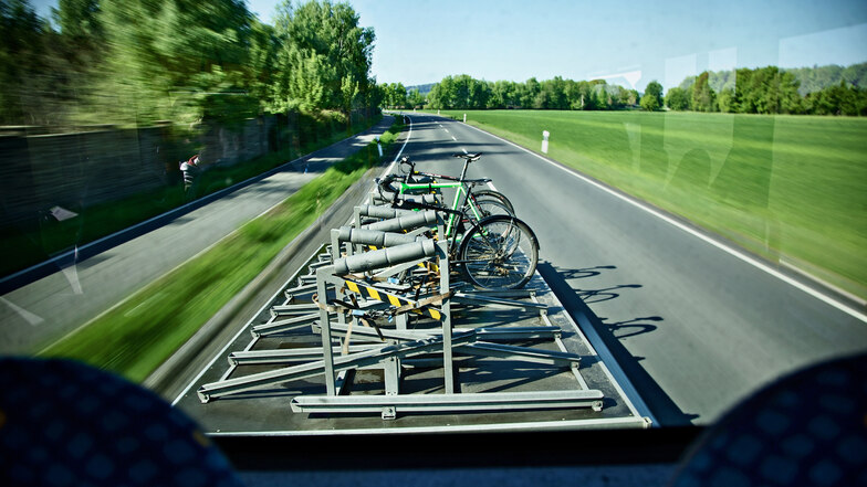 Auch ins Lausitzer Seenland fahren Busse mit Fahrradanhängern.