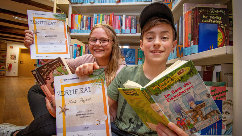 Hanna Kühn und Noah Pajonk (beide 11) haben sich am Buchsommer der Stadtbibliothek Leisnig beteiligt und freuen sich mit 97 anderen Mädchen und Jungen über ein Zertifikat sowie kleine Präsente.