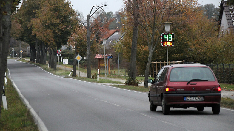 Das war mal eine Phase mit weniger Verkehr auf der Staatsstraße in Schwarzkollm. Und auch der Fahrzeugführer bremste kurz hinter dem Ortseingangsschild, aus Richtung Neukollm kommend, vorbildlich ab.
