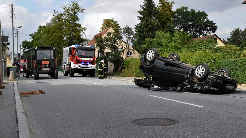 Der Fahrer musste aus dem Opel befreit werden, nachdem der Wagen auf dem Dach landete.