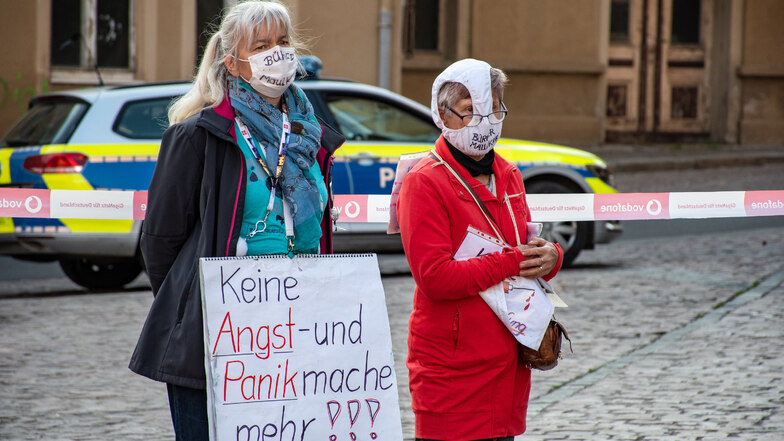 In Roßwein kamen knapp 30 Menschen zusammen. Sie zeigten ihren Protest auch durch Transparente und spezielle Masken.
