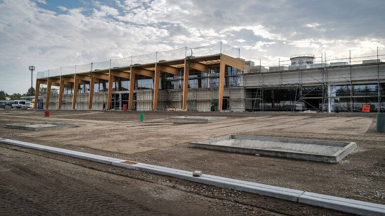 Das Gebäude, in dem der neue Rewe-Markt, die Drogerie DM und der Mühlenbäcker in Ottendorf-Okrilla einziehen werden, wächst weiter in die Höhe. Nun steht der Eröffnungstermin fest.