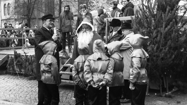 Auch dieses Foto gehört zum Bestand des Ratsarchives: 1980 fotografierte Helmut Vogt die Eröffnung der Görlitzer Weihnachtsmarktes.