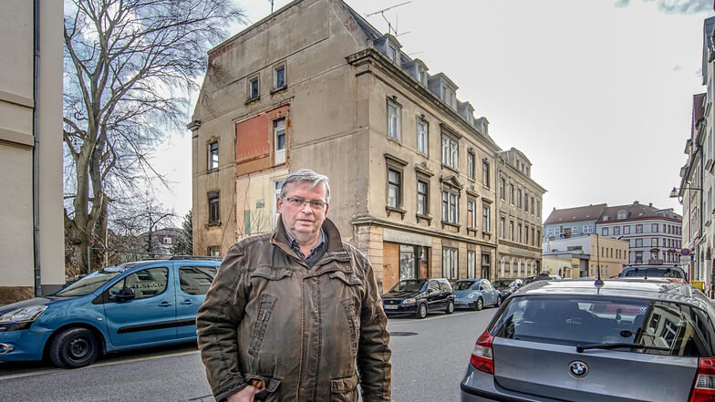 Bevor Stadtrat Heinrich Schleppers an den maroden Häusern in der Rosenstraße vorbeiläuft, blickt er zu den Fenstern und Dachziegeln hinauf. Wenn es windig ist, sieht er Gefahr im Verzug. Er fordert deshalb ein Maßnahmenpaket von der Stadt.