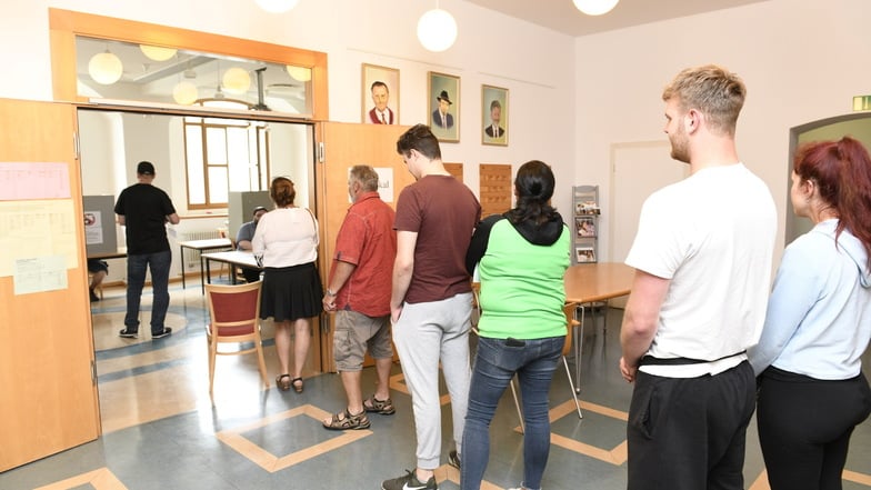 Großer Andrang herrschte zur Stadtratswahl im Dippser Rathaus.  Die Wahlbeteiligung lag bei 70,4 Prozent, 2019 gingen 68,4 Prozent zur Wahl.