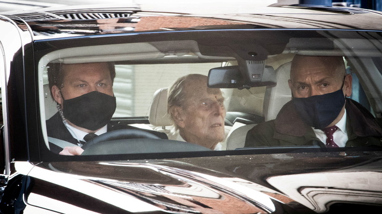Der britische Prinz Philip (M), Herzog von Edinburg, verlässt in einem Auto die private Londoner King Edward VII-Klinik, wo er behandelt wurde.