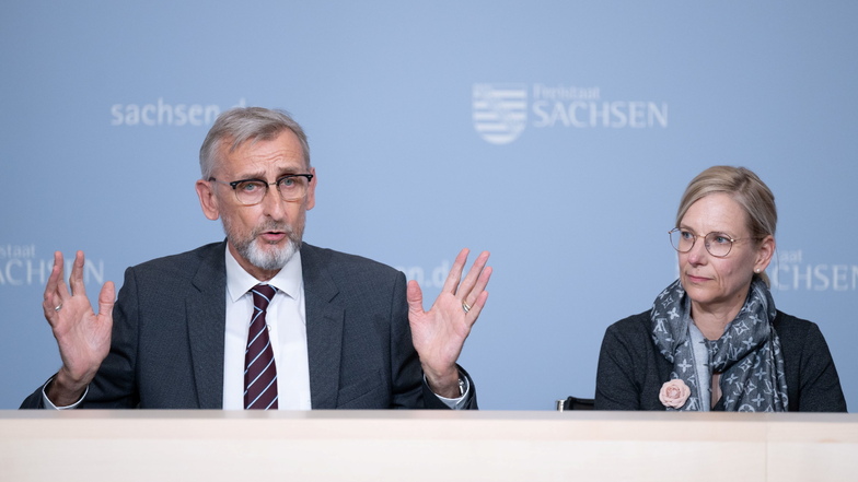 Sachsens Innenminister Armin Schuster (CDU und Sonja Penzel, Leiterin Landeskriminalamts, wollen Wahlkämpfer und Politiker besser schützen.