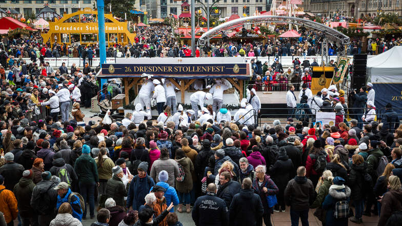 Dicht an dicht drängen sich Dresdner und Touristen, um ein Stück vom Riesenstriezel zu ergattern. Dieses Jahr müssen sie verzichten.