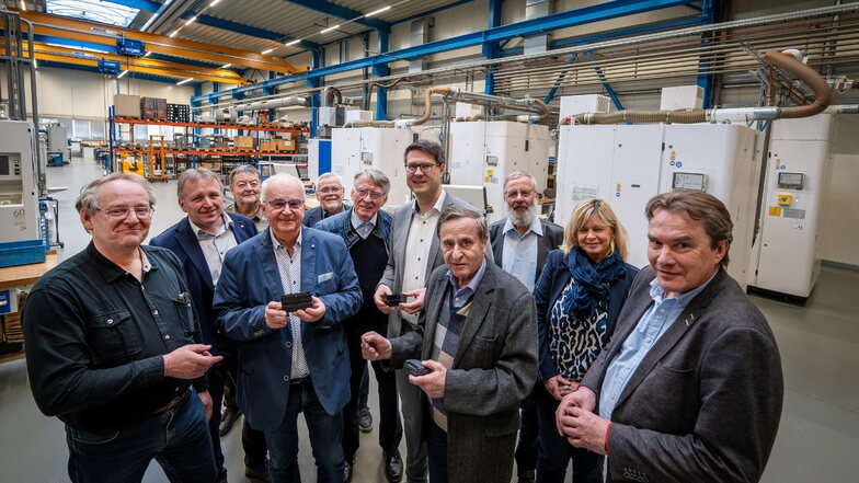 Andreas Voigt (4.v.l.) hält beim Rundgang mit der Kreistagsfraktion der CDU eine Graphitelektrode in den Händen, die für die Fertigung von Spritzgussformen für die Massenproduktion von Plastikteilen gebraucht werden.
