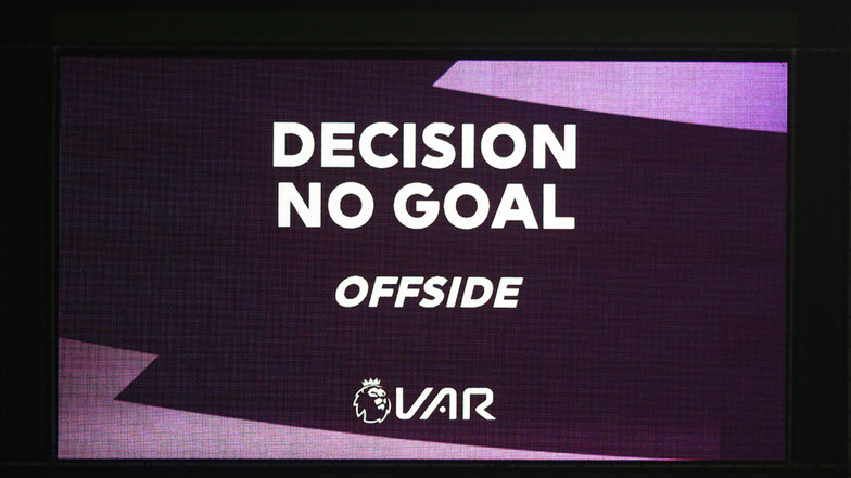 Eine Monitoranzeige in der Premier League informiert über die Entscheidung des Videobeweises (VAR): Abseits.