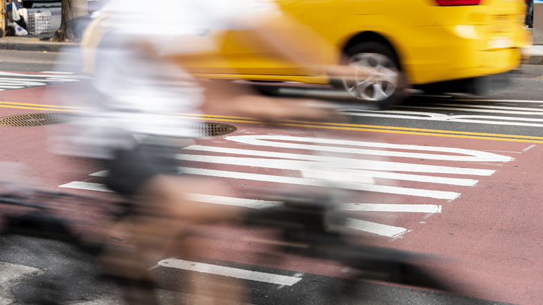 Es gelten neue Mindestabstände, wenn Autos und Lastwagen Fahrradfahrer überholen wollen.