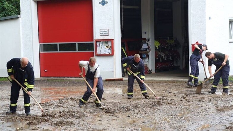 Aufgrund des starken Niederschlages ging in Burkhardswalde eine Schlammlawine nieder. Genau vor dem Gerätehaus der Freiwilligen Feuerwehr blieb der Dreck liegen.