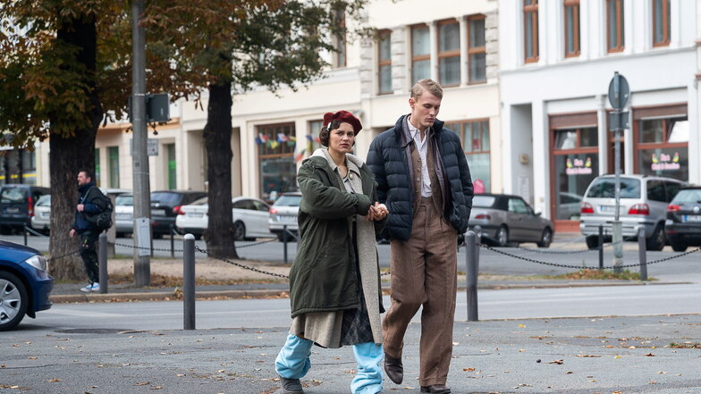 Naemi Feitisch und Ludwig Simon laufen während einer Drehpause mehr oder weniger entspannt durch Görlitz.