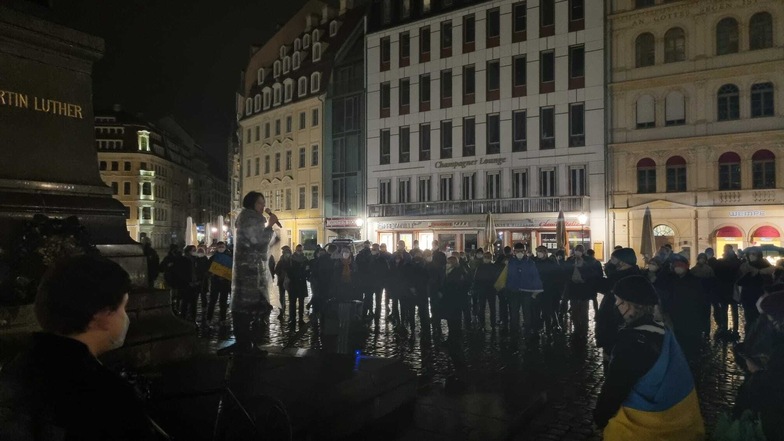 Auf dem Dresdner Neumarkt haben am Dienstagabend mehr als 100 Menschen für Frieden in der Ukraine demonstriert.