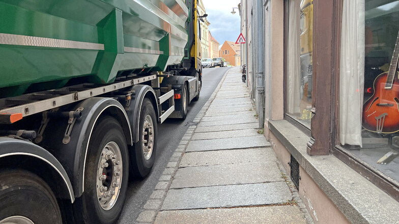 Wo gibt es in der Kamenzer Altstadt überhaupt noch Raum für Fußgänger? Das steigende Verkehrsaufkommen im Zentrum macht vielen Kommunalpolitikern Sorge - vor allem an der Pulsnitzer Straße, wo der Schwerlastverkehr nach wie vor extrem rollt.