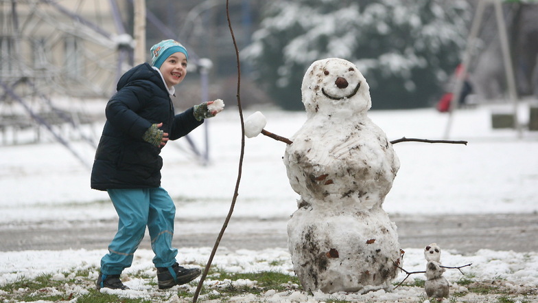 Der siebenjährige Richard in Pirna: Für einen Schneemann und eine Schneeballschlacht hat es gereicht. Weiterer Schnee soll folgen.