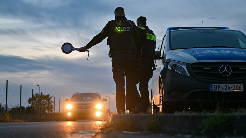 Im Sommer wurden an Sachsens Grenzen fast täglich illegal Eingereiste  aufgegriffen. Nun werden zwei mutmaßliche Schleuser angeklagt.