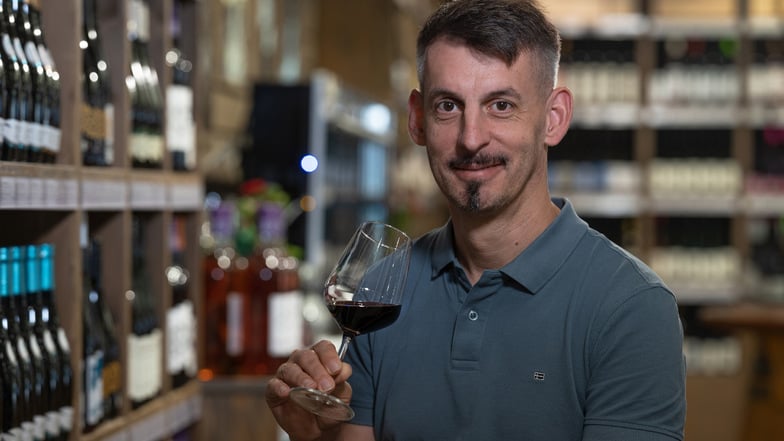 Matthias Dathan ist 49 Jahre alt und gebürtiger Dresdner. Seit 20 Jahren testet er sächsische Weine für den Weinguide Gault Millau, jetzt für das Vinum-Magazin.