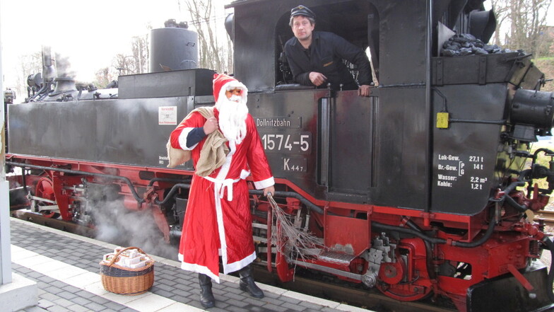 Eine weihnachtliche Überraschung wartet auf alle Kinder am 16. und 17. Dezember in den Zügen der Döllnitzbahn. Der Weihnachtsmann steigt in den Zug und lässt jedes Kind in den großen Sack voller süßer Geschenke greifen.