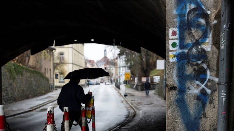 Beschmiert: Die Bahnbrücke an der Neustädter Straße.