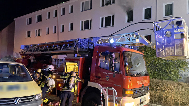 Bei einem Wohnungsbrand im erzgebirgischen Aue ist eine Frau gestorben. Feuerwehrleute fanden die Leiche bei den Löschmaßnahmen.