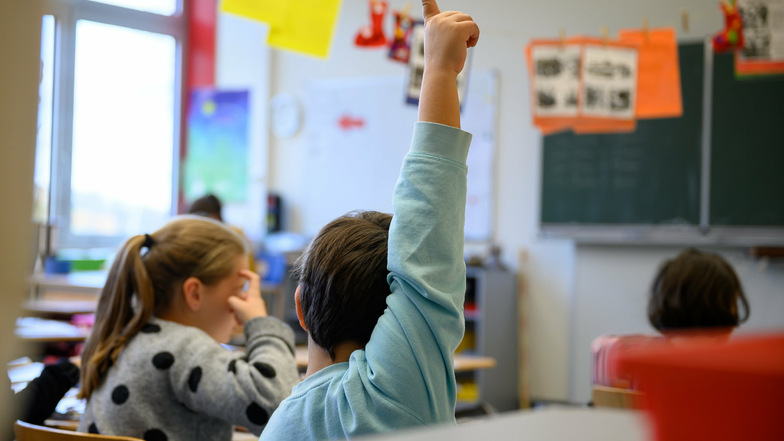 Mehr als 1.600 Schüler und Lehrer in Dresden dürfen derzeit nicht in die Klassenzimmer, über 70 Schulen sind von Quarantäne-Fällen betroffen. Wie gehen die Schulen damit um?