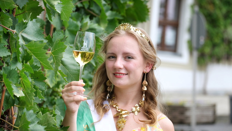 Glücklich: Die neue Sächsische Weinkönigin Alona Chesnok (24) aus Radebeul.