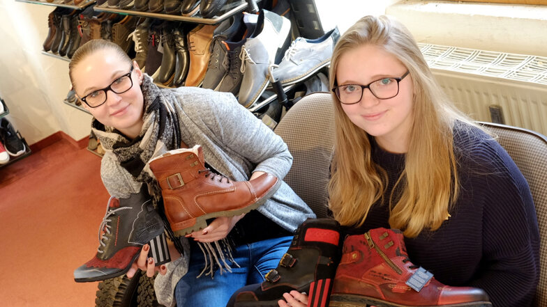 Aileen Henschel (l.) und Marie-Louis Pauling verkaufen seit einem Jahr im Laden City Schuhe auf der Elbstraße. Das Geschäft der Familie Heinert feiert in diesem Jahr sein 25-jähriges Bestehen.