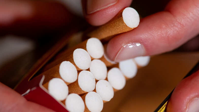Neuseeland hatte Ende vergangenen Jahres ein wegweisendes Gesetz für ein Rauchverbot für Menschen verabschiedet, die ab 2009 geboren wurden. An sie darf lebenslang kein Tabak mehr verkauft werden.
