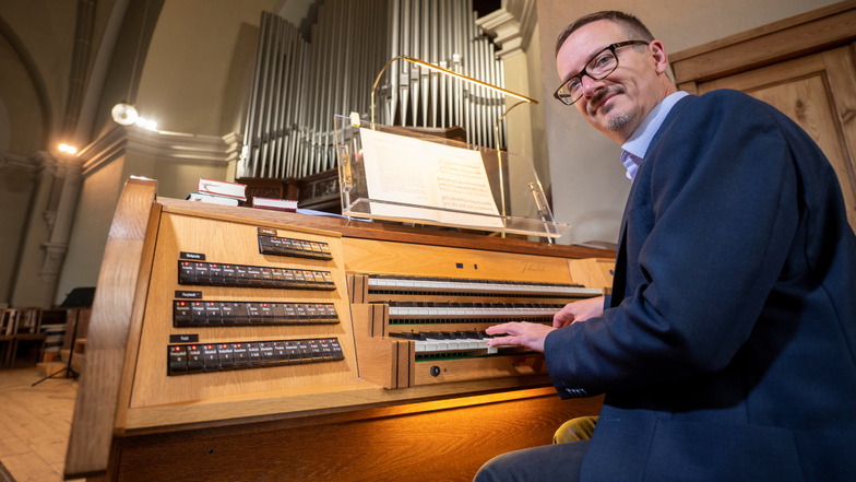 Der Kantor und Organist Peter Kubath sitzt an der Orgel der Lutherkirche in Radebeul. Ihn fasziniert der Klang des Instrumentes.