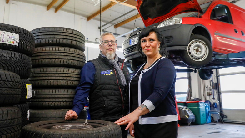 André Jähne und seine Frau Susan freuen sich, dass sie zu den zehn besten Werkstätten Deutschlands gehören und jetzt auch eine Reifenfirma dazugehört.
