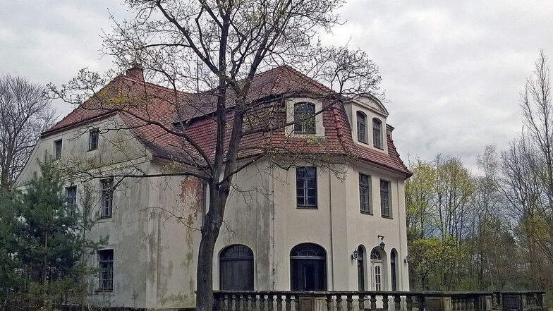 Ein leer stehendes Haus kam gleich neben dem Fachwerk-Stand unter den Hammer: das Schloss Schadendorf. Wikimedia/Oberlausitzerin64/ CC-BY-SA 4.0