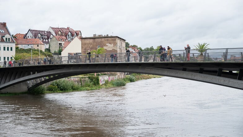 Am Sonnabend sah zunächst alles noch einigermaßen  entspannt aus. Passanten blicken von der Altstadtbrücke in Görlitz auf das einsetzende Hochwasser der Neiße.