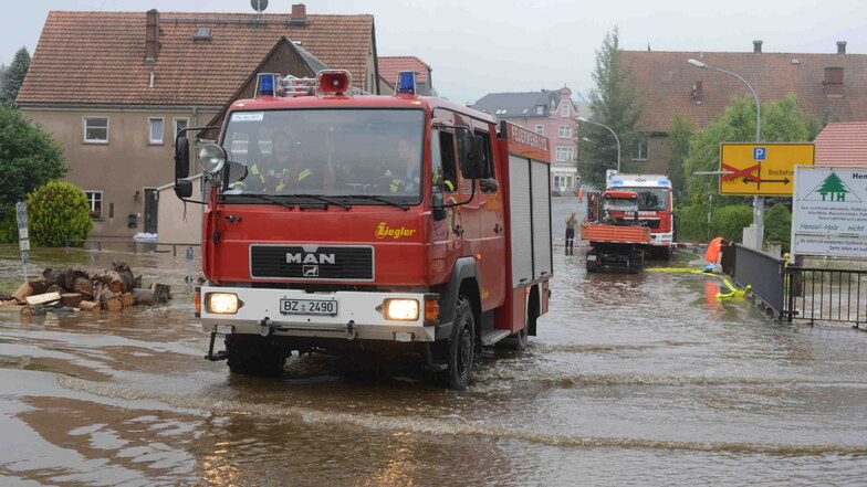 Beim Hochwasser im Sommer 2021 in Neukirch waren auch die Kameraden der Gemeindewehr Schmölln-Putzkau im Einsatz. Für die Ortswehr Schmölln wird nun ein neues Löschfahrzeug gekauft.