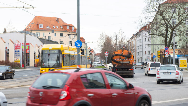 Ein halbes Jahr lang muss die Lommatzscher Straße gesperrt werden. Dort werden Fernwärme- und Hochspannungsleitungen verlegt.