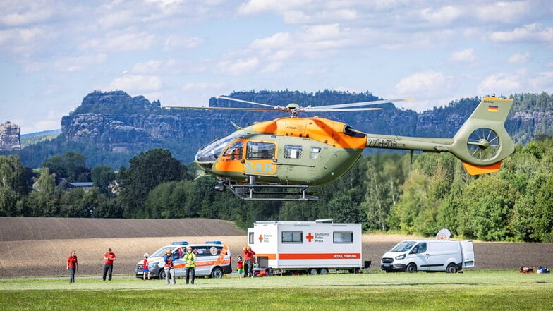 Das erste gemeinsame Training der Bergwacht Sachsen mit dem SAR-Hubschrauber der Bundeswehr aus Holzdorf in Brandenburg. Geübt wurde mit acht Luftrettern. Sie flogen zwischen Reinhardtsdorf und dem Großen Zschirnstein.