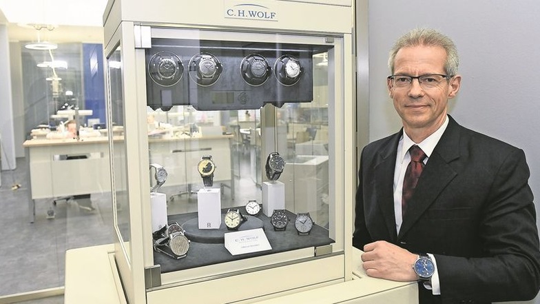Jürgen Jacob möchte die Uhren der Firma C. H. Wolf zu einer Premiummarke machen. Seit Anfang Februar ist der Physiker Geschäftsführer des Uhrenherstellers. Diese leitet er zusammen mit Jürgen Werner, der diese Funktion seit der Übernahme Anfang 2013