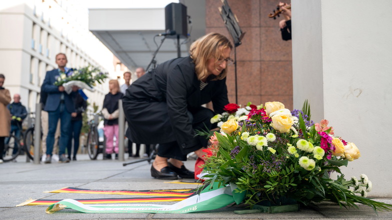 In Dresden haben am Mittwochabend etwa 40 Menschen der beiden Opfer des islamistischen Attentats vor drei Jahren am Kulturpalast gedacht.