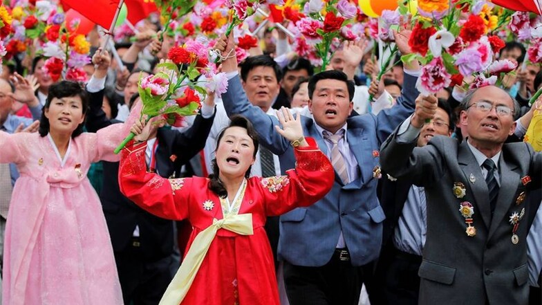 ... gehörte am Dienstag auch eine Zivilparade auf dem Kim-Il-Sung-Platz im Herzen von Pjöngjang, bei der die Menschen dem Machthaber mit roten und rosa Papierblumen zuwinkten.
