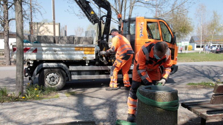 Bauhof-Mitarbeiter, öffentlicher Abfalleimer: Um sie zu entleeren und den Unrat zu entsorgen, gibt es eine neue Müllpresse.