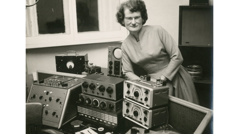 Daphne Oram, die 1956 die erste vollständig elektronische Partitur in der Geschichte der BBC produzierte, ist eine der Protagonistinnen des Films „Sisters with Transistors“. Der wird nun gezeigt.