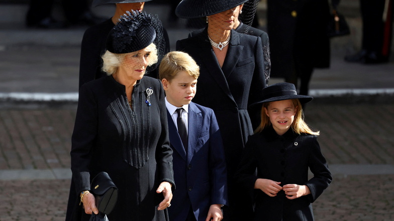 Königsgemahlin Camilla (vorne, l-r), Prinz George, Prinzessin Charlotte, Kate (2. Reihe), Prinzessin von Wales und Meghan (hinten l, halb verdeckt), Herzogin von Sussex,
