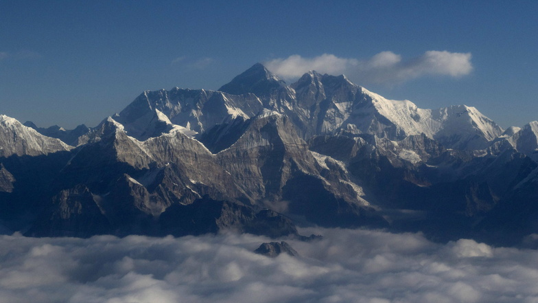 Der Mount Everest, auf Tibetisch Qomolangma, ist ein Berg im Himalaya und der höchste Berg der Erde.
