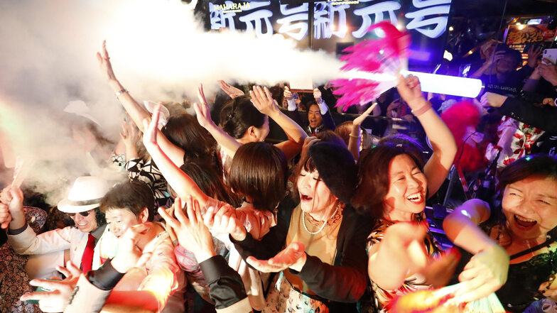 Menschen feiern in Tokio um Mitternacht den Beginn der neuen Ära "Reiwa", nachdem der neue Kaiser Naruhito inthronisiert wurde. 