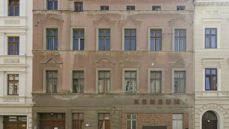 In der Krölstraße 6 war zu DDR-Zeiten ein Konsum zu finden, darüber sind Wohnungen.