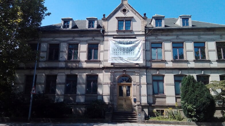 Die frühere katholische Schule in Pirna steht zum Verkauf.