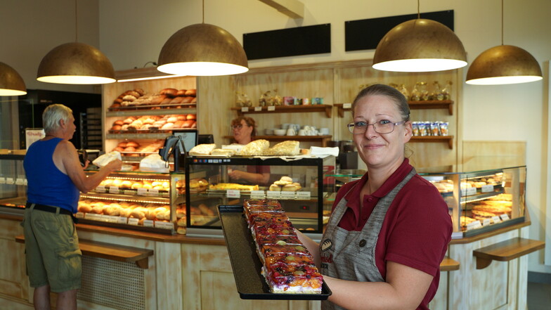 Christine Mitschke und ihre Kolleginnen bieten im Kornmarkthaus in Bautzen Kuchen, Brot und Brötchen der Seifhennersdorfer Bäckerei Drechsel an. Die hat zum 1. Juli die bisher von der Eibauer Bäckerei Berndt betriebene Filiale übernommen.